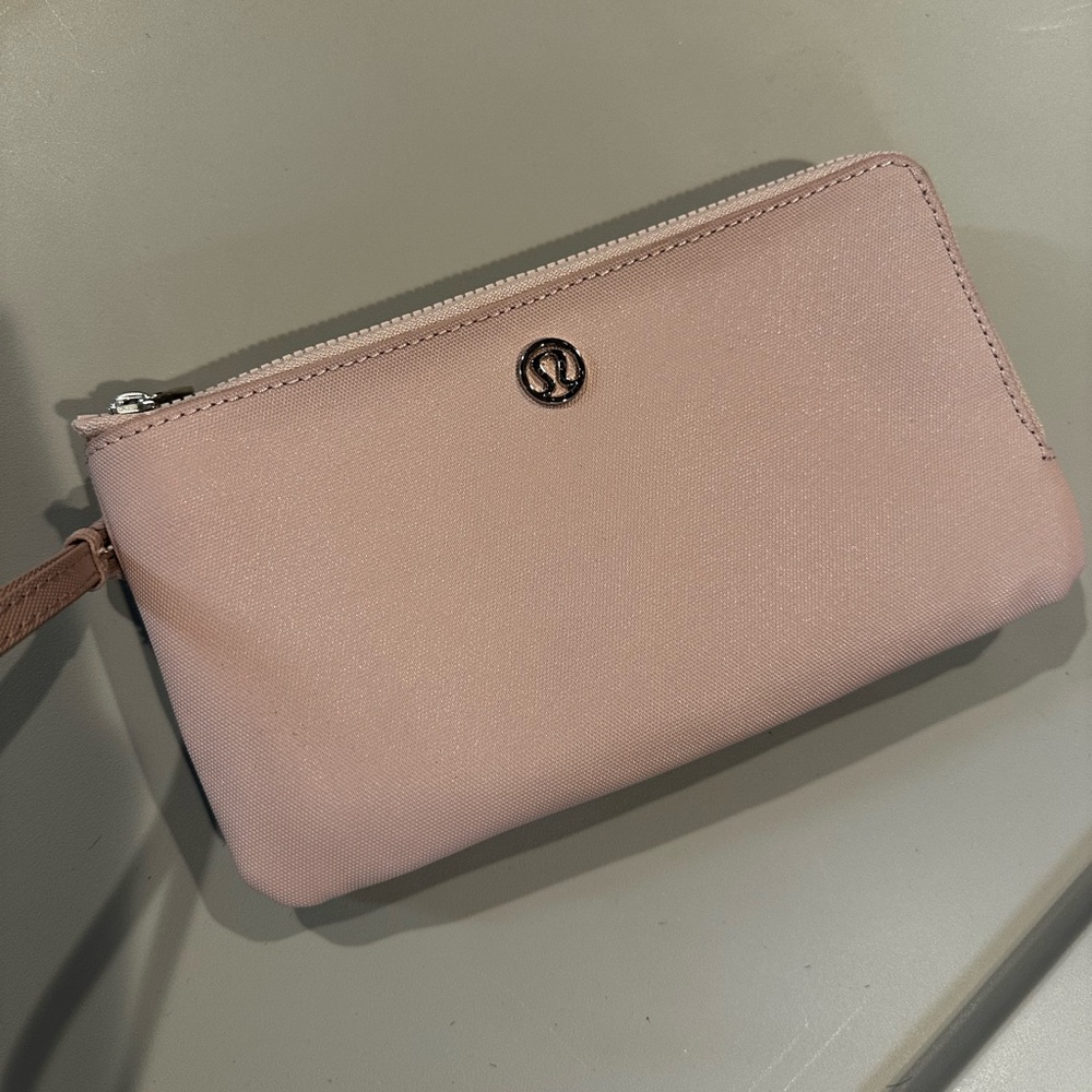 Lulu lemon clutch